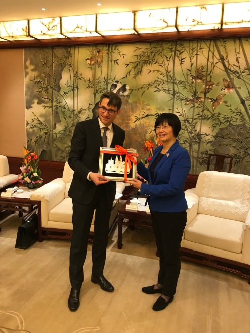Treffen zwischen der Vizebürgermeisterin von Shanghai, Zong Ming, und Regierungsrat Lukas Engelberger in Shanghai