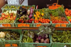 Gemüse und Früchte am Marktstand in der Markthalle