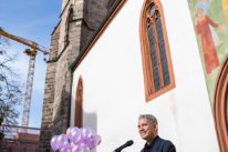 Regierungspräsident Beat Jans eröffnet die Herbstmesse mit einer Rede am Pult vor der Martinskirche