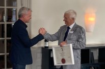 Regierungspräsident Beat Jans überreicht dem abtretenden Messglöckner Franz Baur ein Geschenk