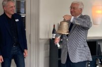 Regierungspräsident Beat Jans überreicht Messglöckner Franz Baur eine eigene Glocke 