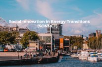 Auf einem Stadtbild am Hafen ist das "Social Innovation in Energy Transitions (SONNET)"-Logo abgebildet.